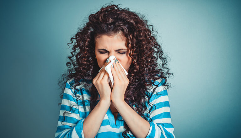 I segni e i sintomi della COVID-19 che differiscono dalla rinite allergica e dal raffreddore comune: un consenso ARIA-EAACI-GA2LEN