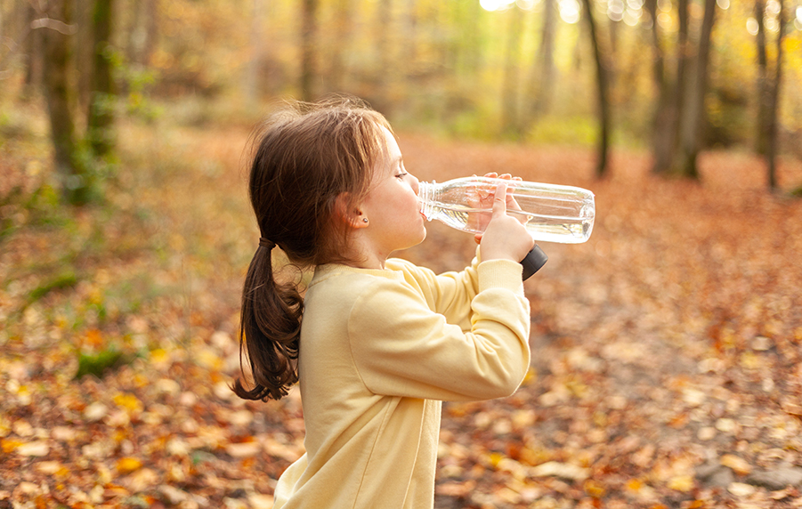 bambina-con-bottiglia-plastica